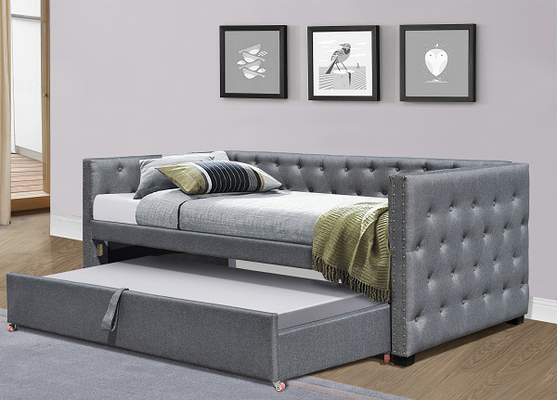 El Daybed tapizado terciopelo del mismo tamaño saca la cama de ruedecilla sola Chesterfield Grey Plush
