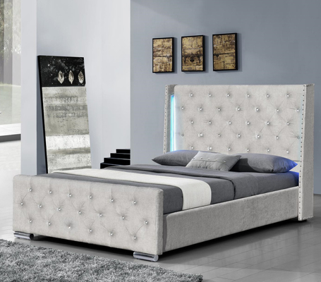 Estructura de cama tapizada gris tamaño King con capitoné Wingback con ribete de cabeza de clavo