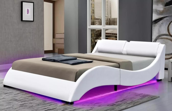 La cama de rey Size Soft Upholstered enmarca forma de cuero sintética de la curva de la PU con el cabecero del LED
