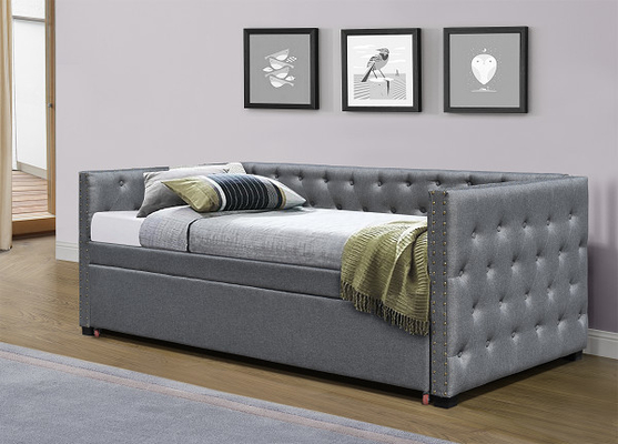 El Daybed tapizado terciopelo del mismo tamaño saca la cama de ruedecilla sola Chesterfield Grey Plush
