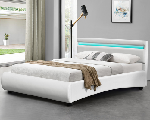 Diseño moderno de cama tapizada en piel sintética blanca con cabecero LED