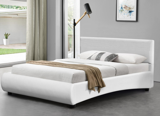 Diseño moderno de cama tapizada en piel sintética blanca con cabecero LED