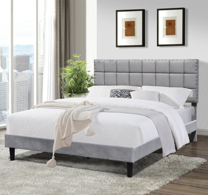 Cama gemela tapizada gris con botones de tela capitoné y líneas cuadradas