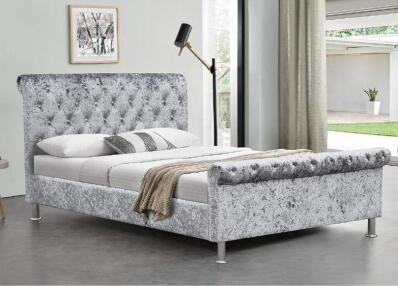 Una cama tapizada de tamaño King con botones de cristal