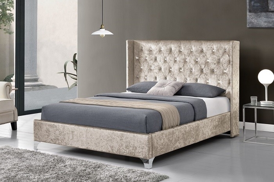Una cama tapizada de tamaño King con botones de cristal