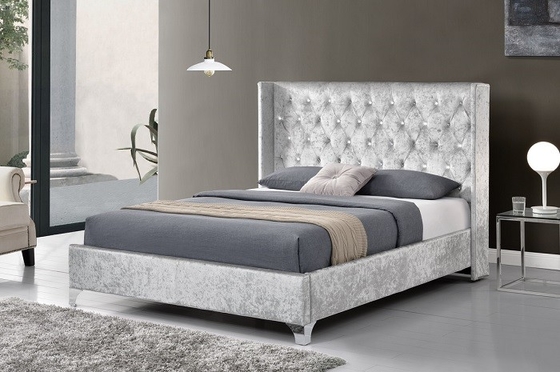 Una cama tapizada de tamaño King con botones de cristal