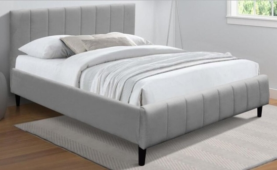 Cuadro de cama tapizado gris con material de tela