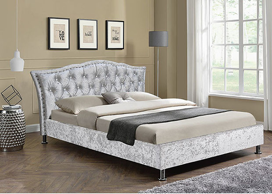 Tamaño personalizable para usted y opciones de color y material para este marco de cama tapizada.