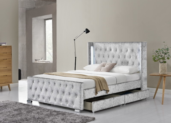 Cuadro de cama completo con botón tapizado, cabezal de almacenaje con tufo, soporte de pizarras de madera
